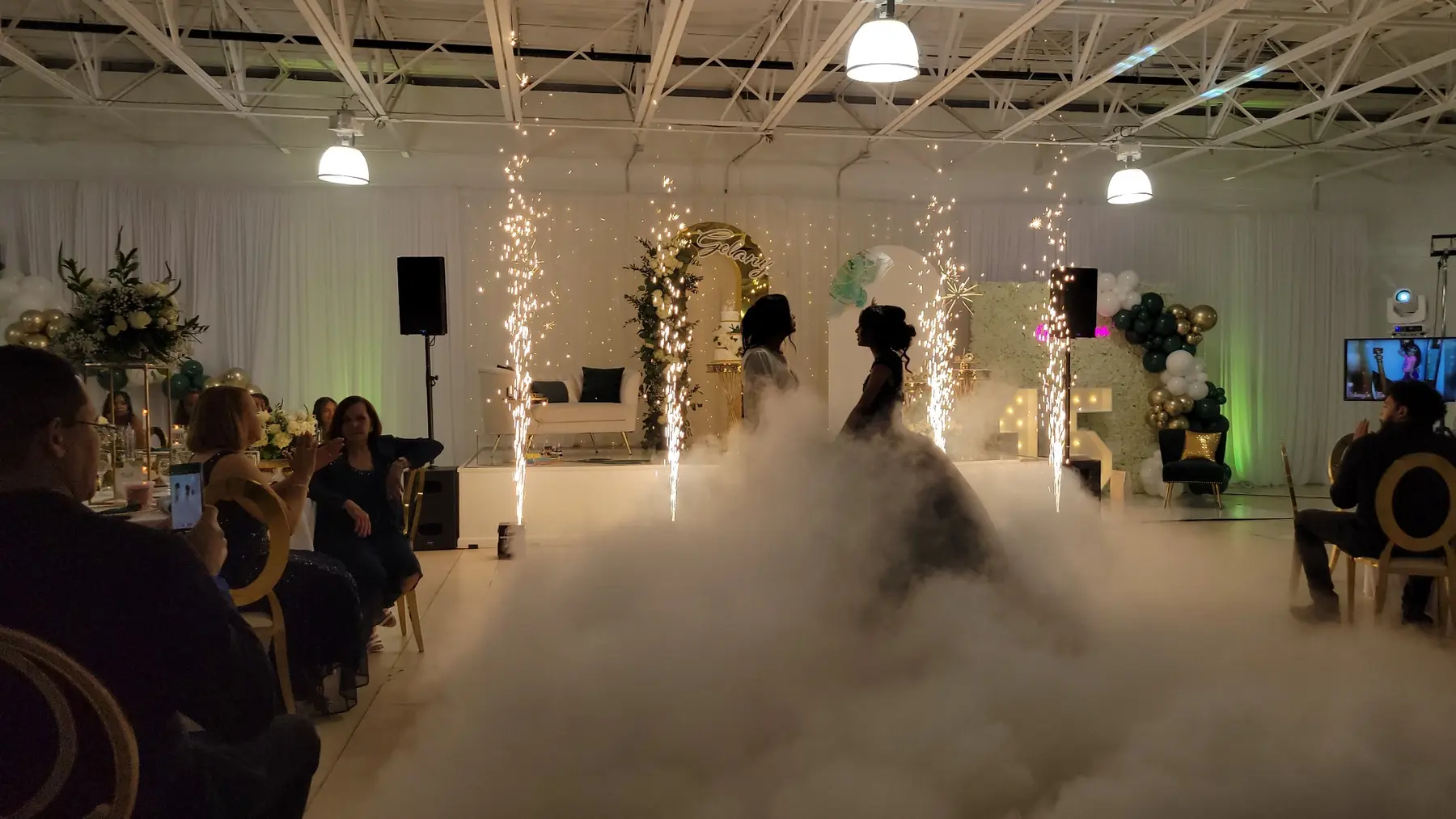 Bailar sobre las Nubes y pirotecnia fría durante una celebración
