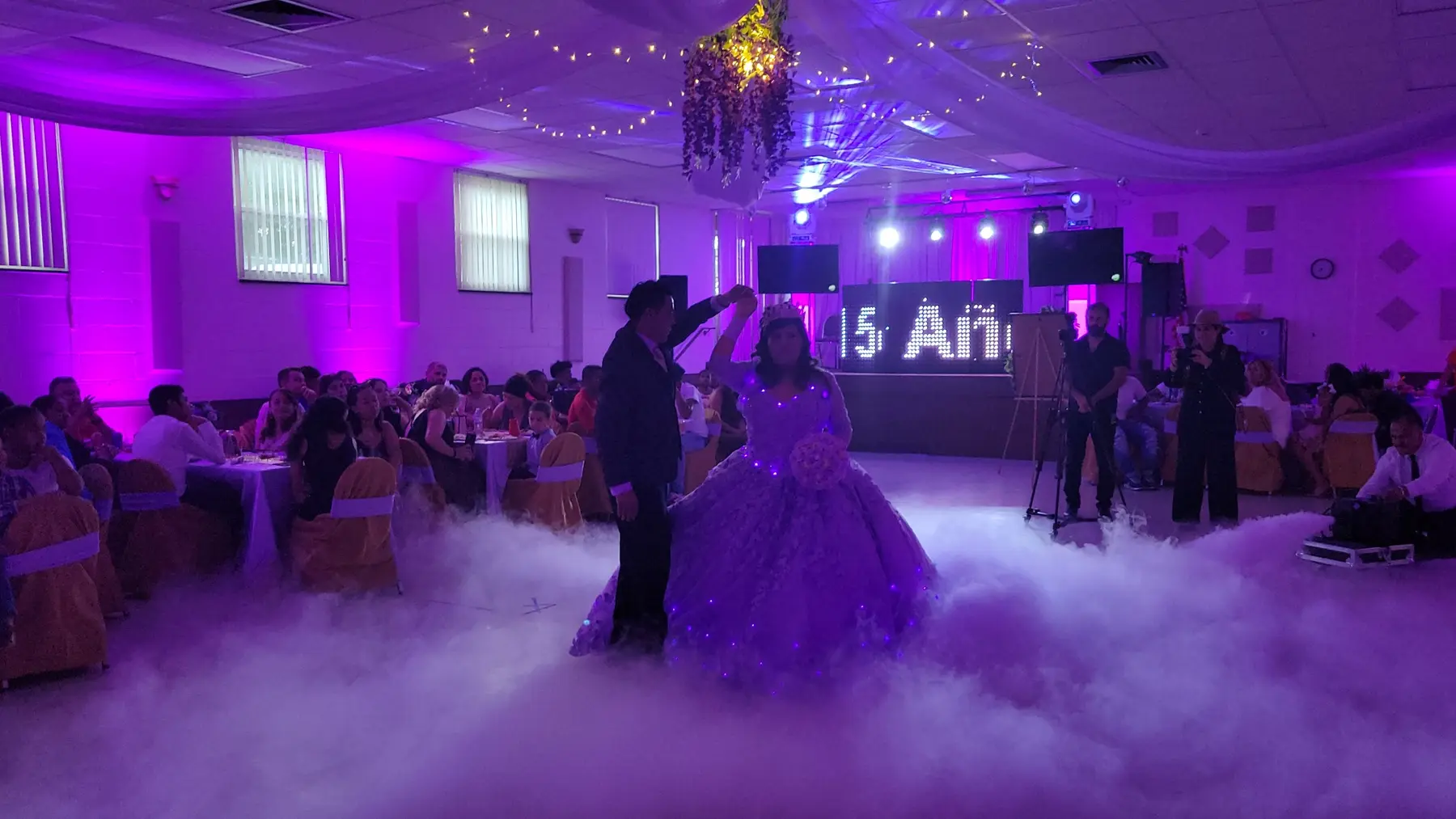 Quinceañera bailando sobre las nubes con su acompañante