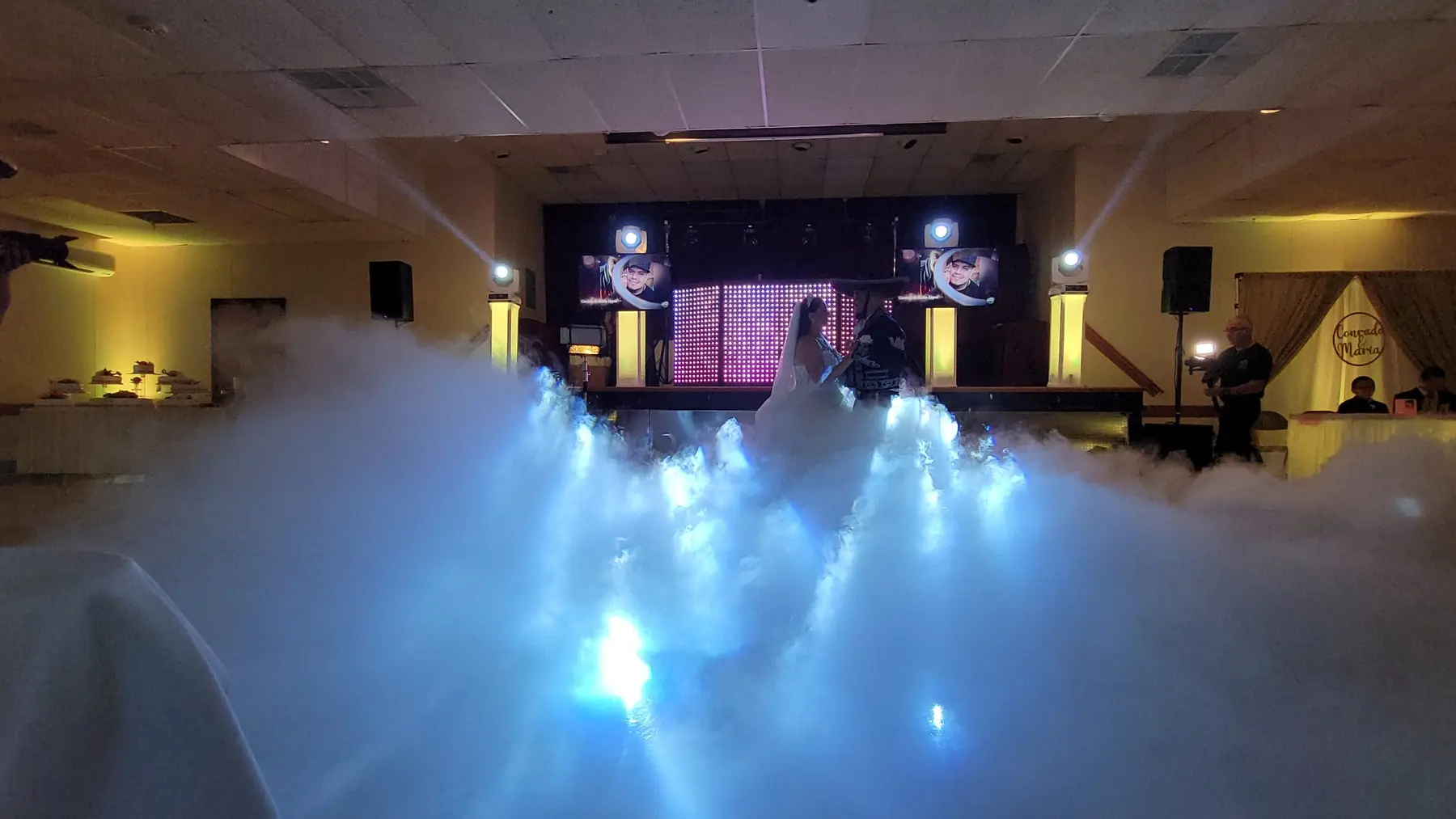 Pareja bailando sobre las nubes con iluminación azul