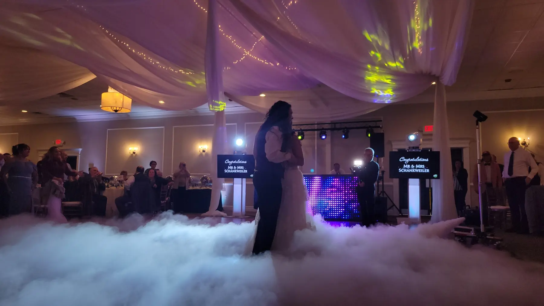 Pareja durante su primer baile rodeada de nubes