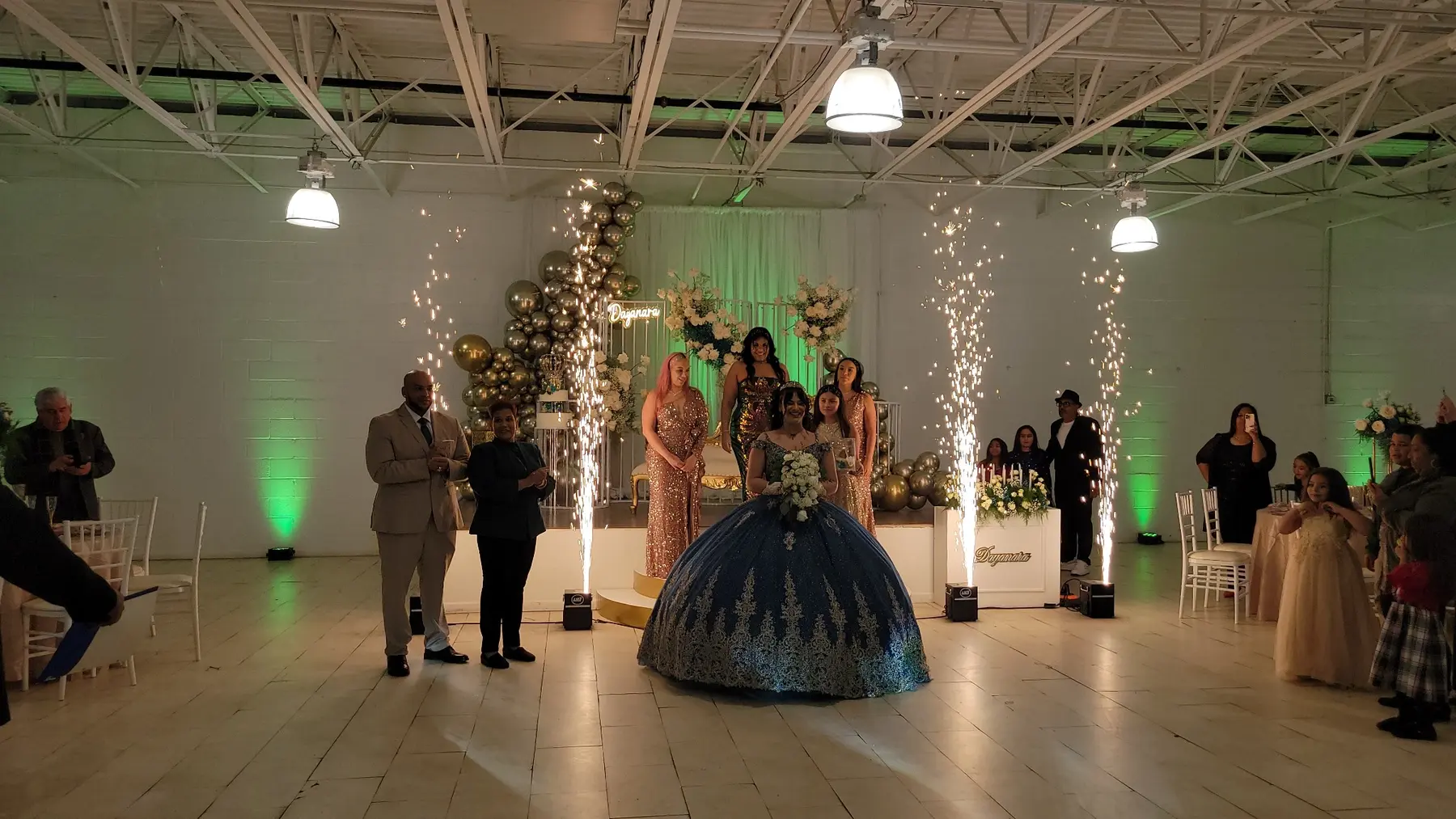 Quinceañera entrando entre fuentes de pirotecnia fría