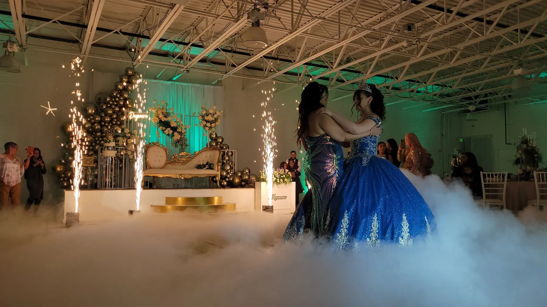 Quinceañera bailando entre nubes y pirotecnia fría