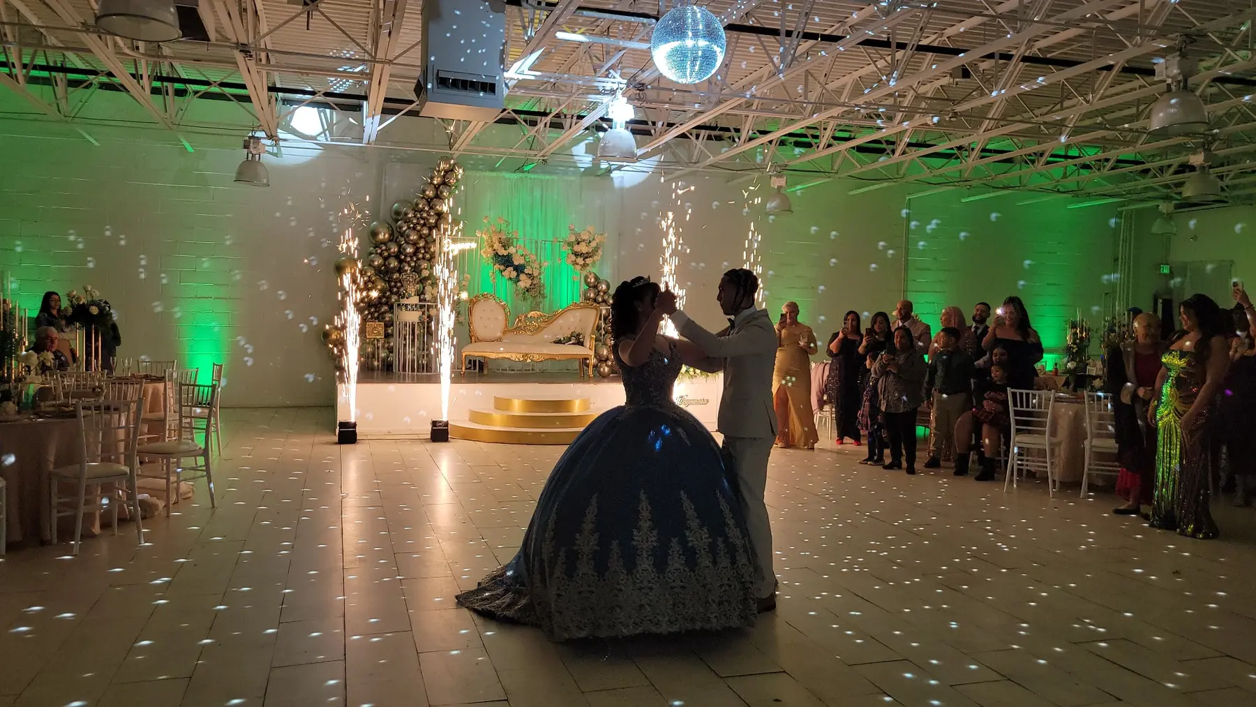 Vals de quinceañera con pirotecnia fría e iluminación decorativa
