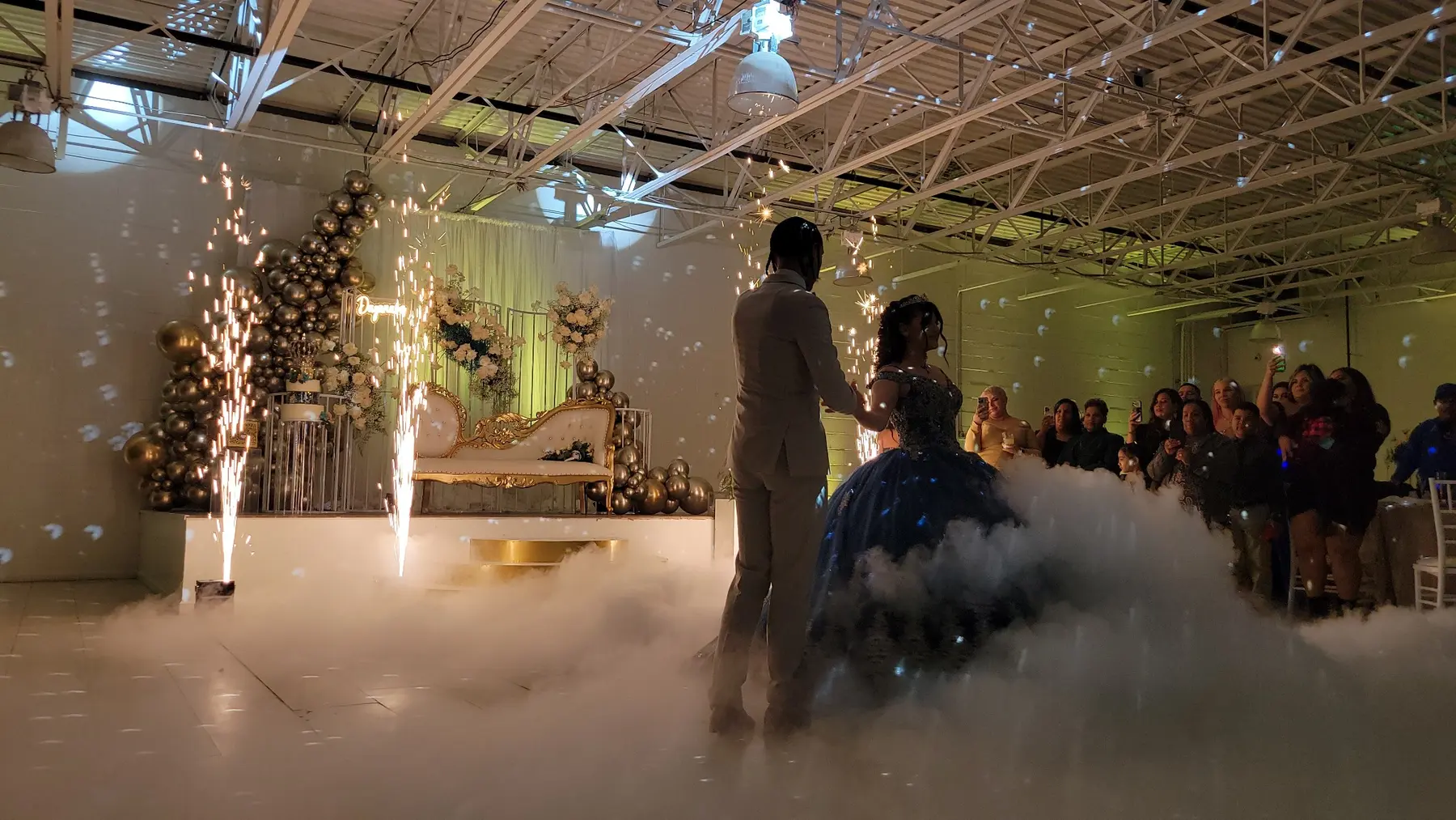Quinceañera bailando entre nubes y pirotecnia fría