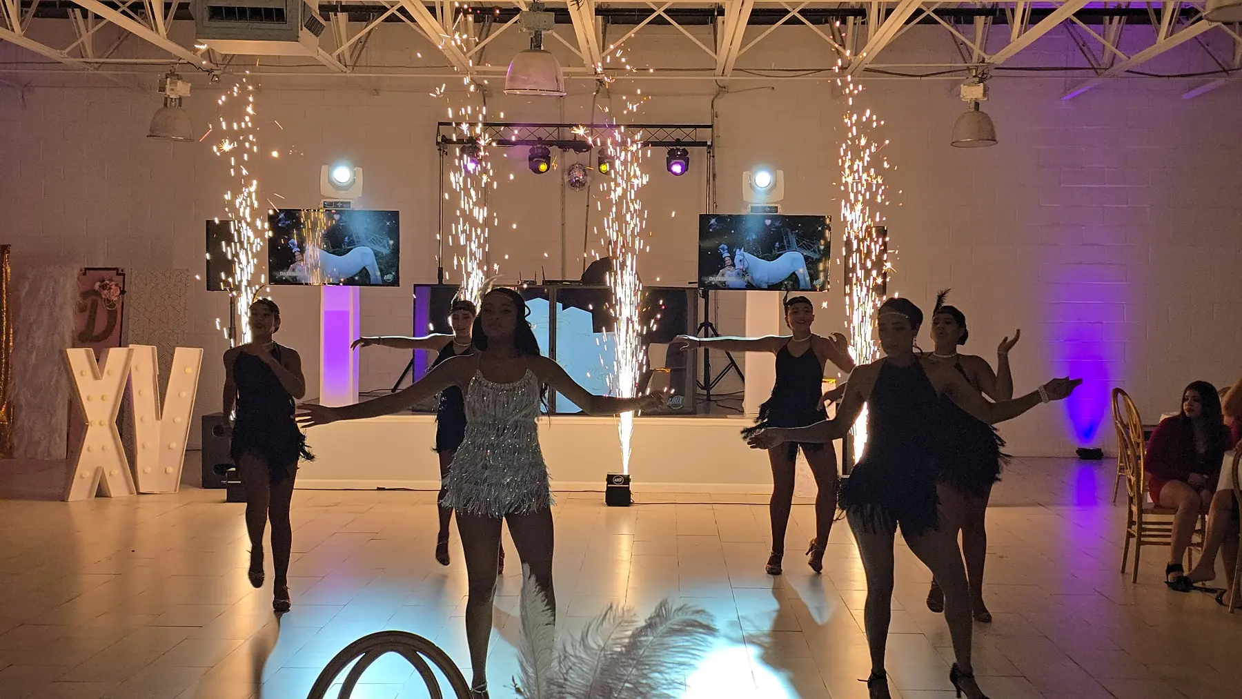 Presentación de quinceañera con bailarinas y pirotecnia fría
