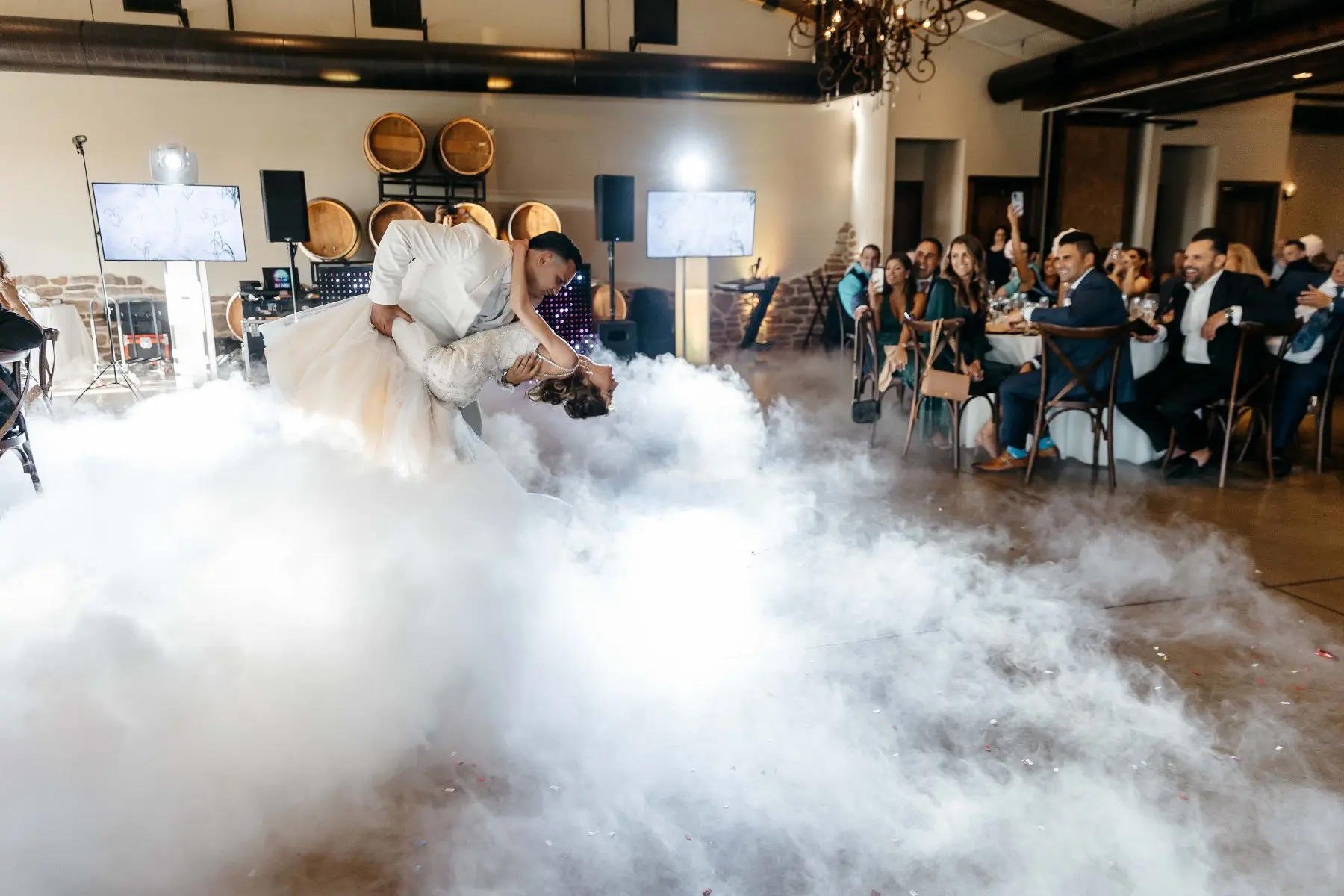 Novios realizando una figura de baile sobre las nubes