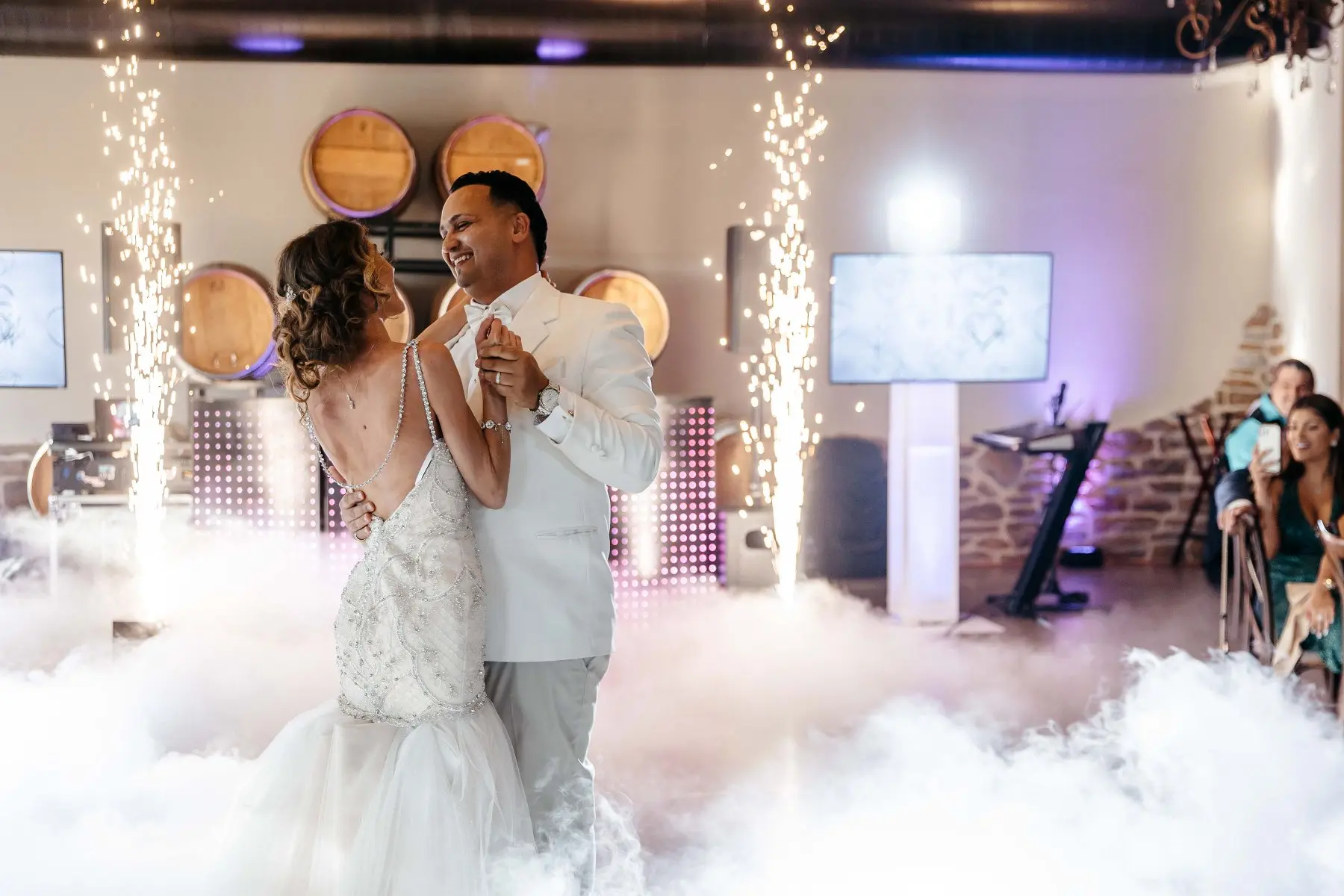 Novios bailando entre nubes y fuentes de pirotecnia fría