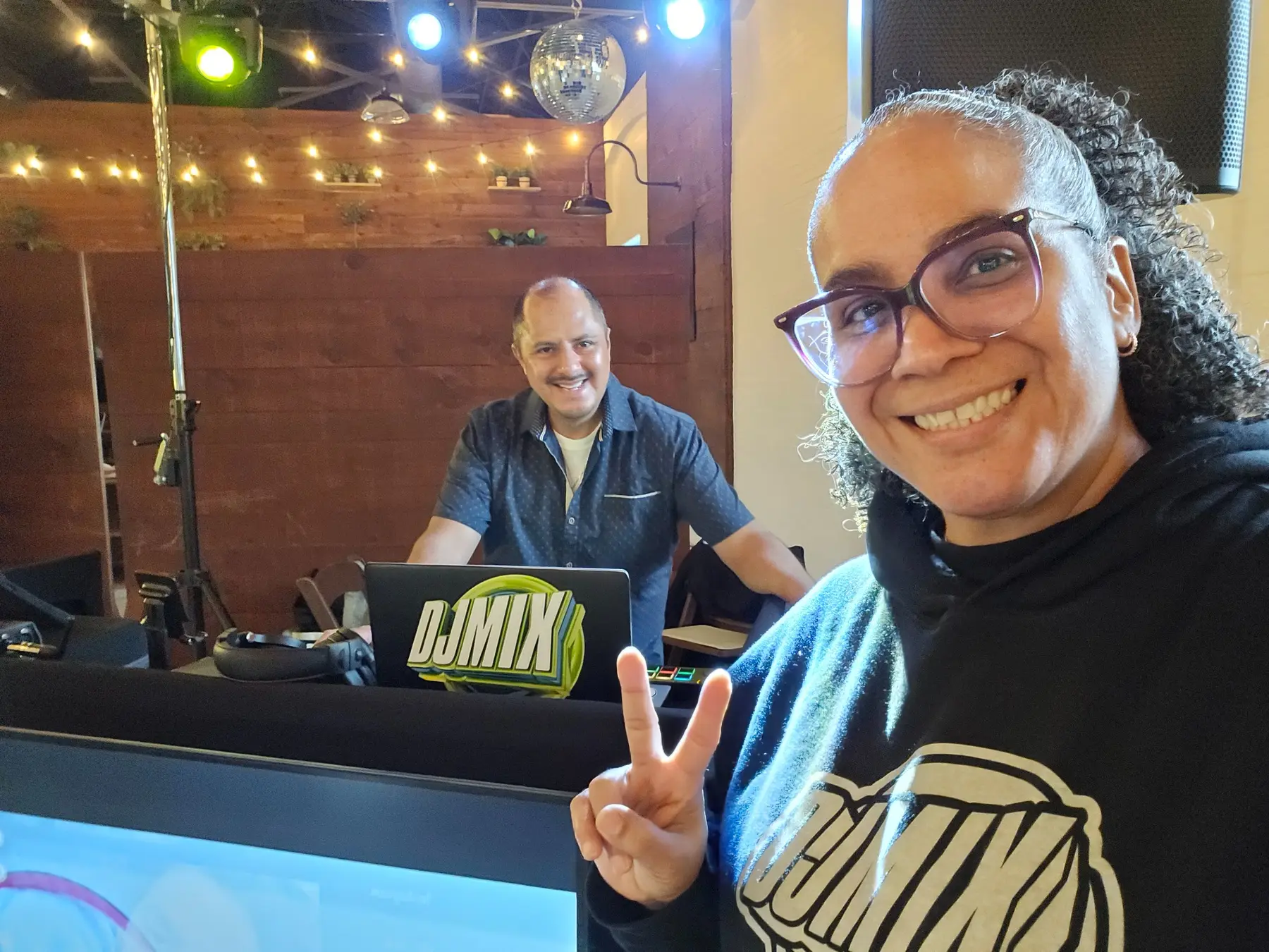 Integrantes de DJMIX trabajando frente a la cabina