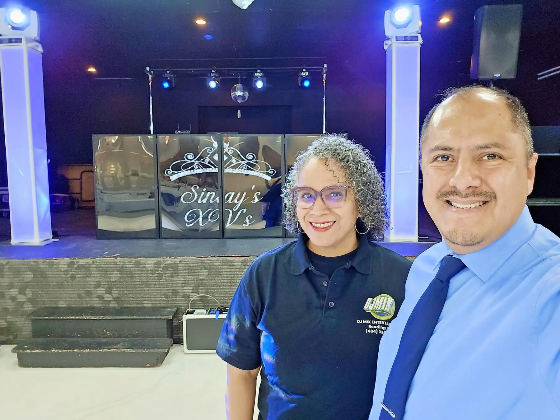 Equipo DJMIX frente a una cabina profesional de evento
