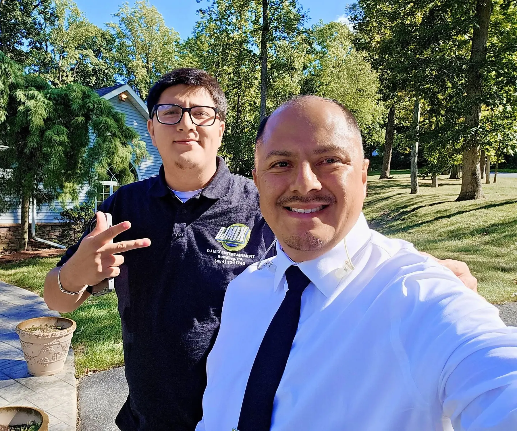 Integrantes de DJMIX Entertainment preparados para una celebración