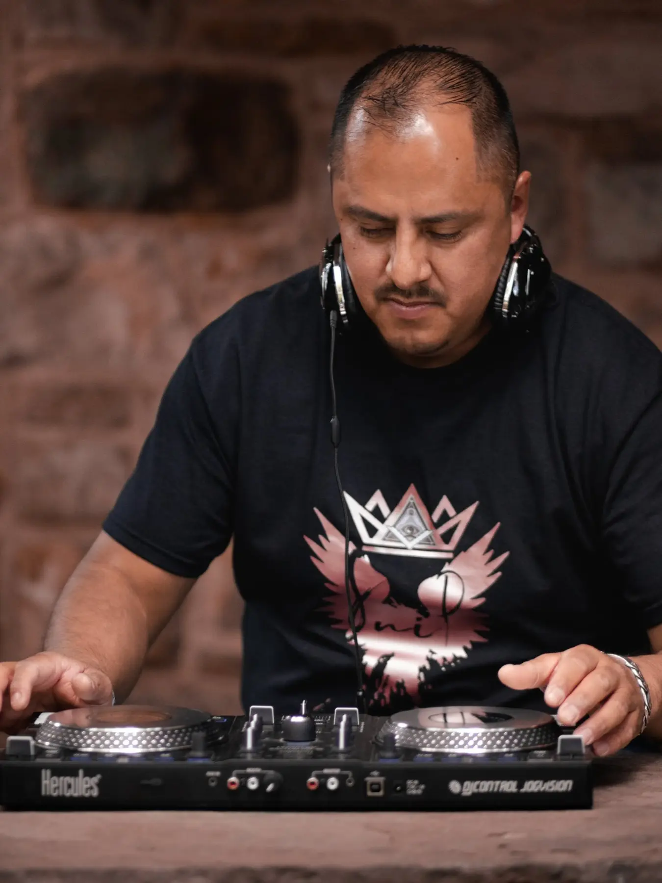 DJMIX concentrado realizando una mezcla
