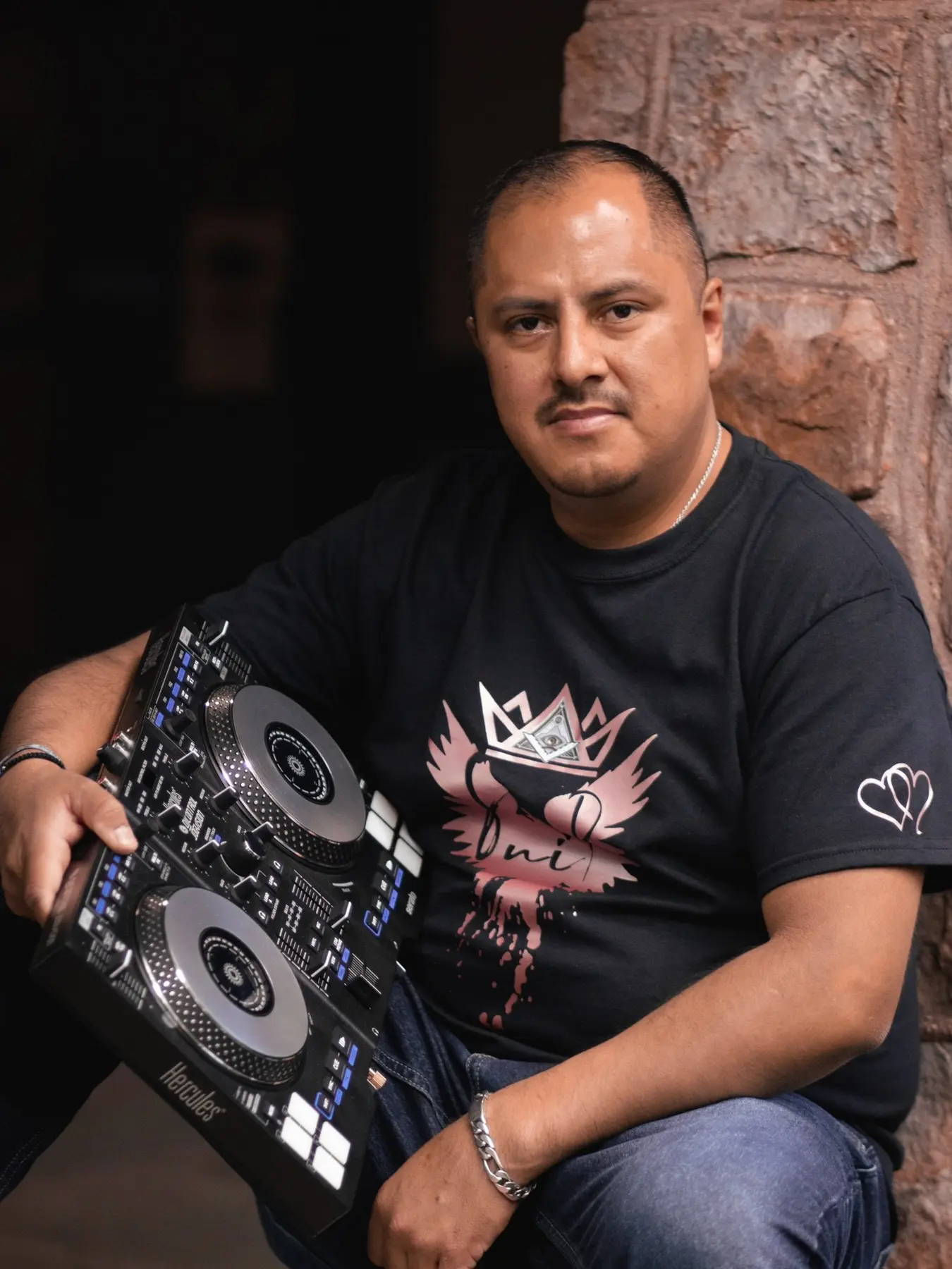 Retrato profesional de DJMIX con su controlador