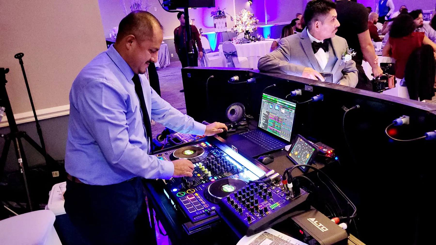 DJMIX trabajando en una cabina completa durante un evento