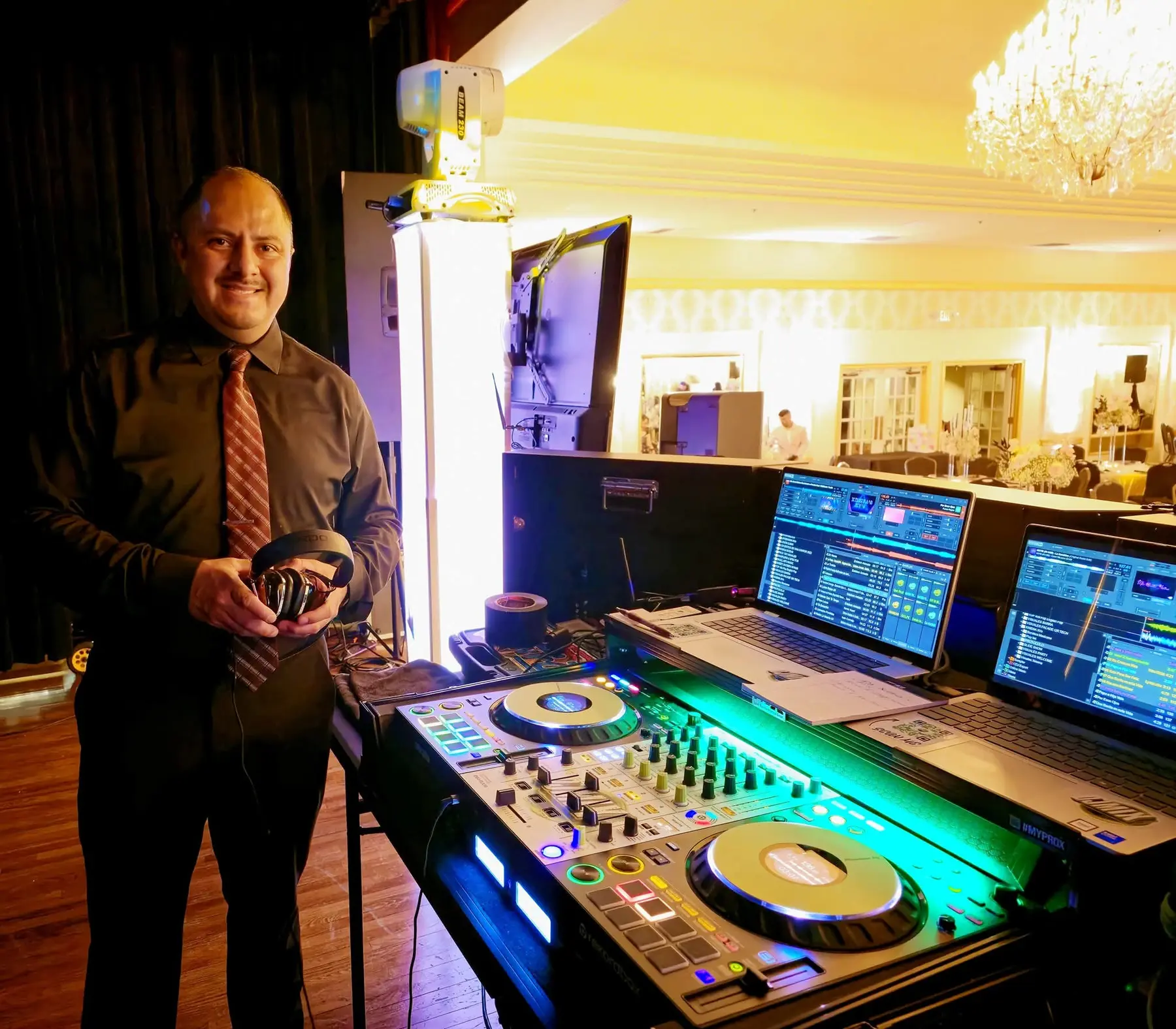 DJMIX con audífonos en su área de producción