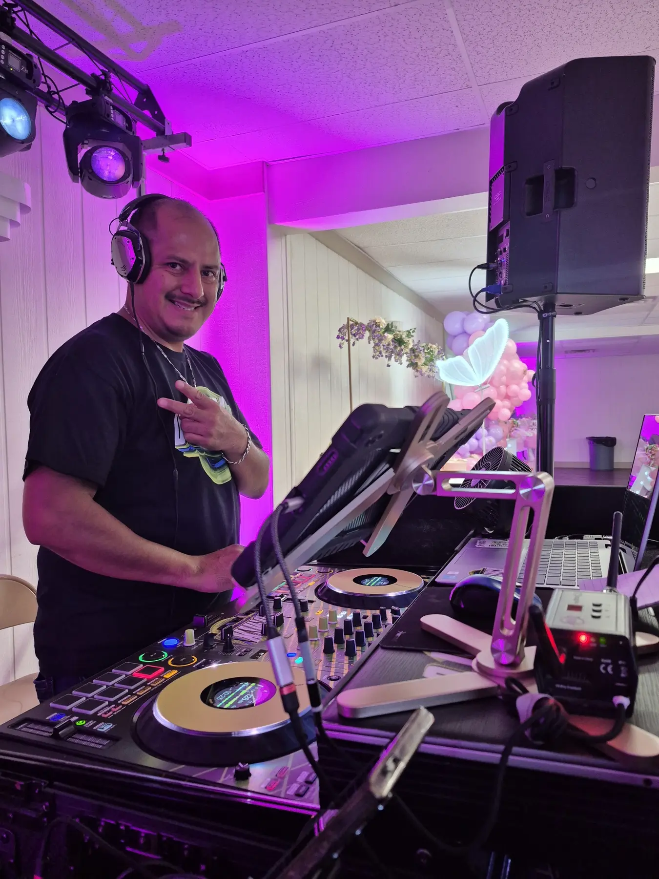 DJMIX con audífonos trabajando en un evento