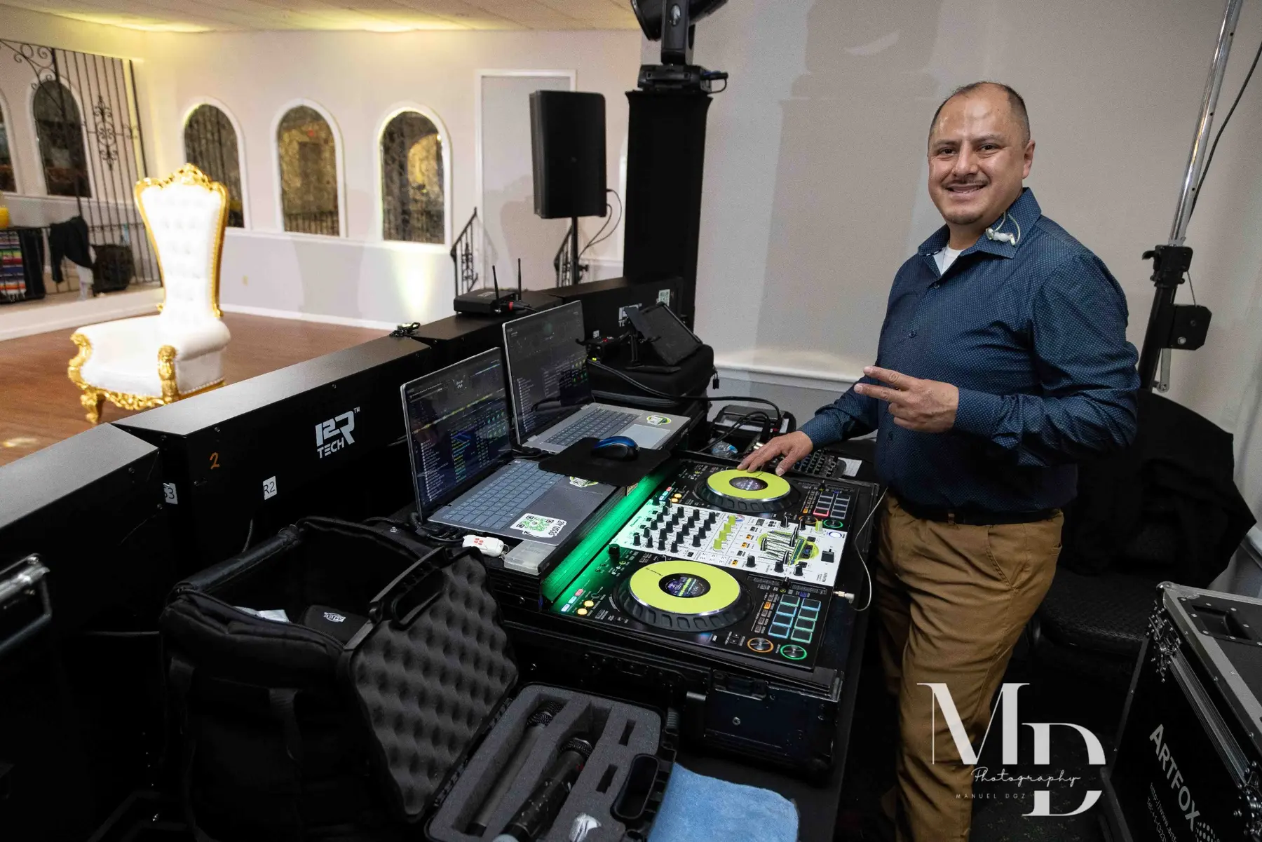 DJMIX junto a su centro de control profesional