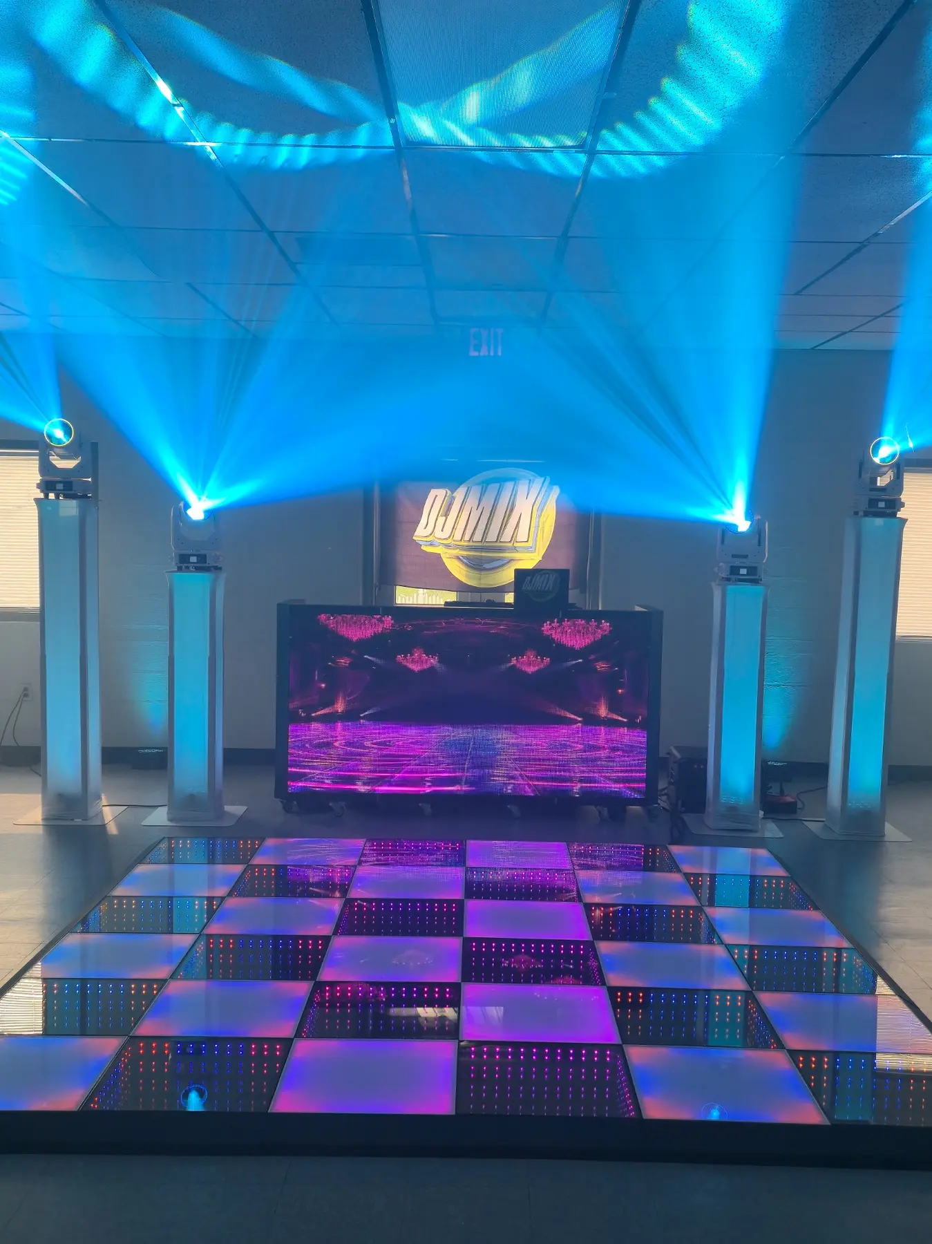 Montaje de iluminación profesional azul y pista LED de DJMIX