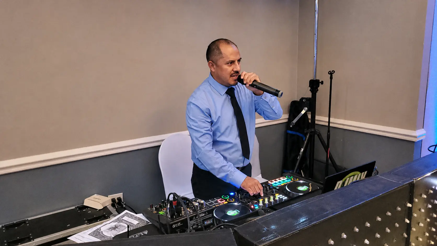 DJMIX como maestro de ceremonias durante un evento profesional