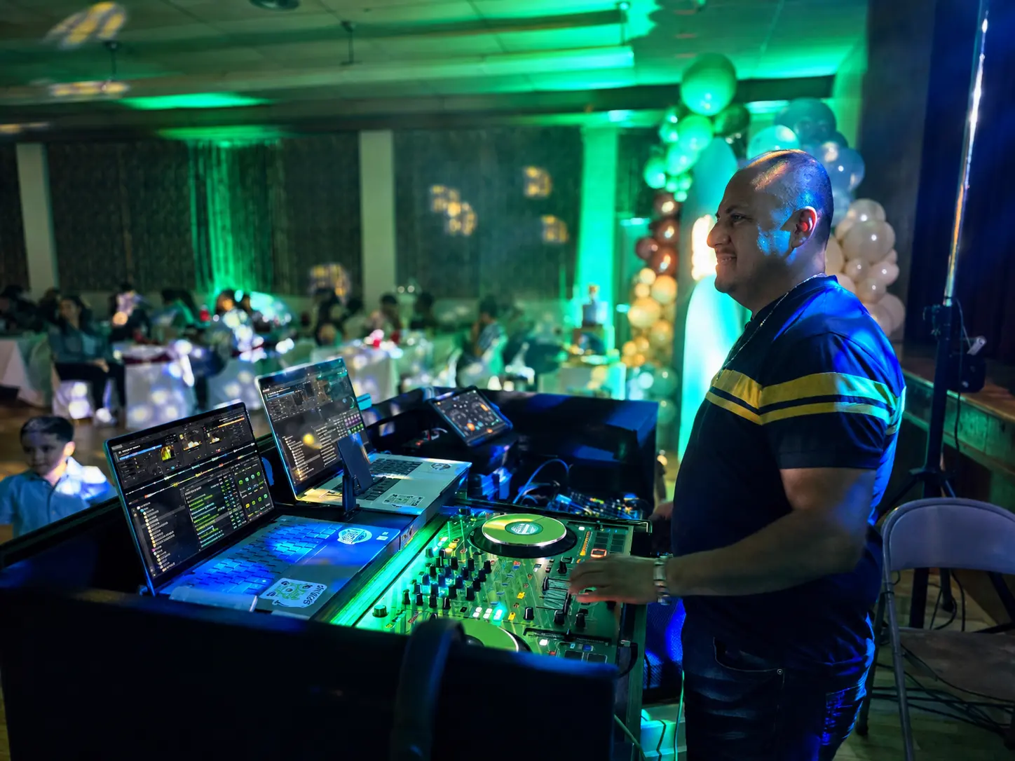 DJMIX realizando mezclas profesionales durante una celebración